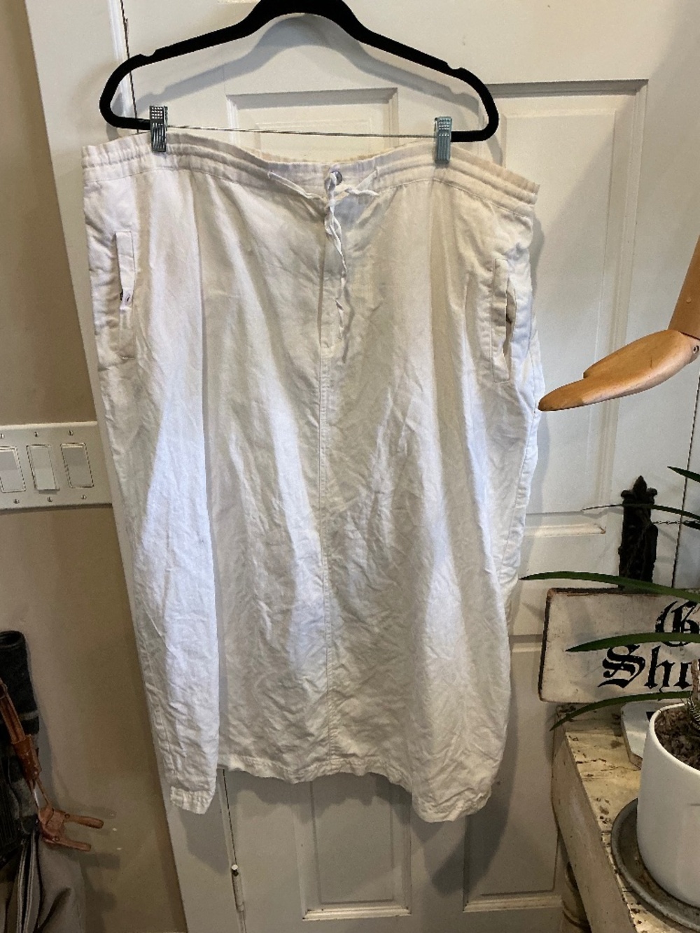 Open End white linen skirt in good condition! Euro sized 54” waist